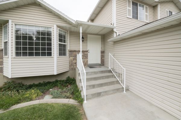 Cost of White Vinyl Siding Replacement in Tooele
